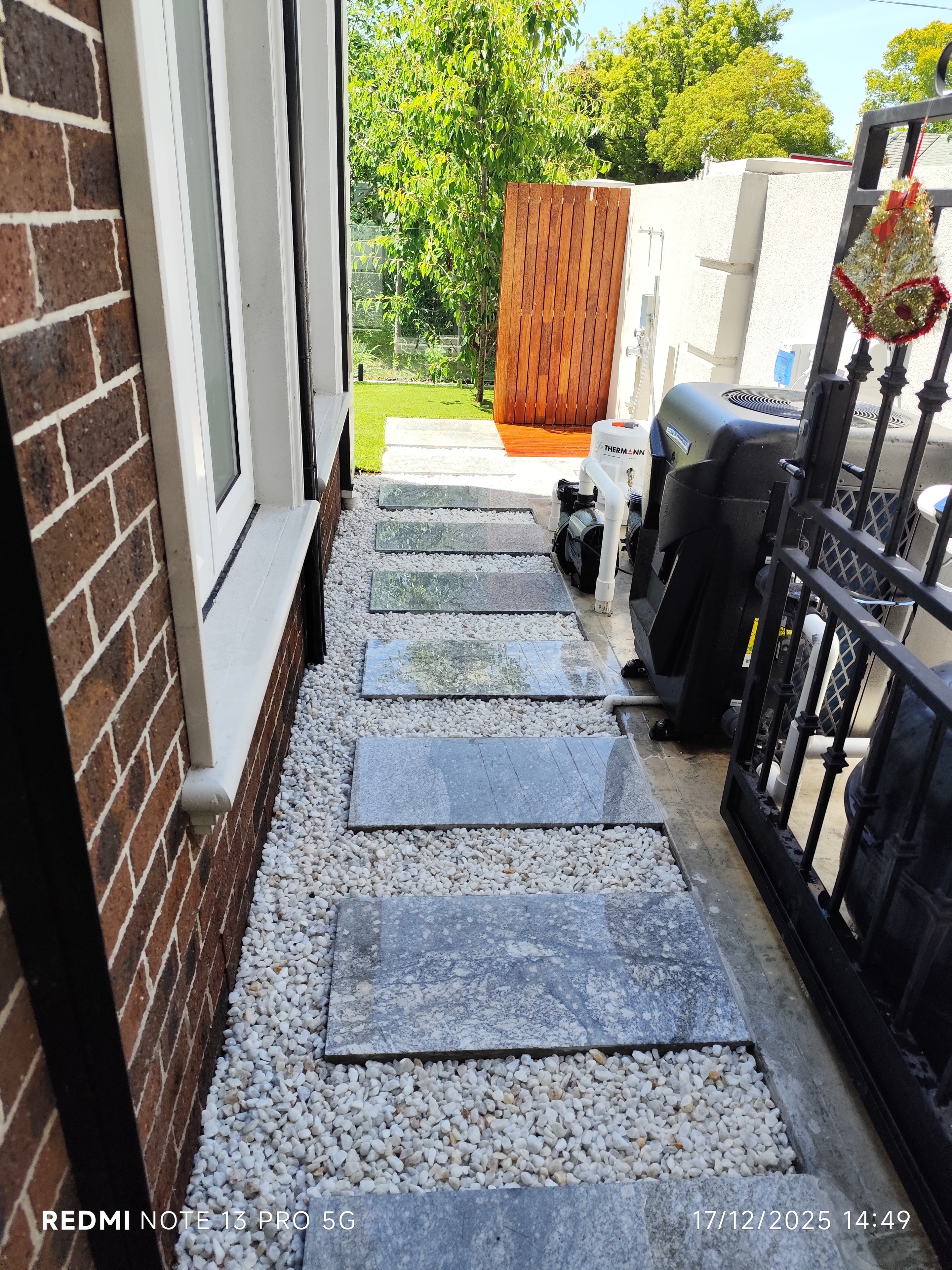 Mulching & Pebble Beds